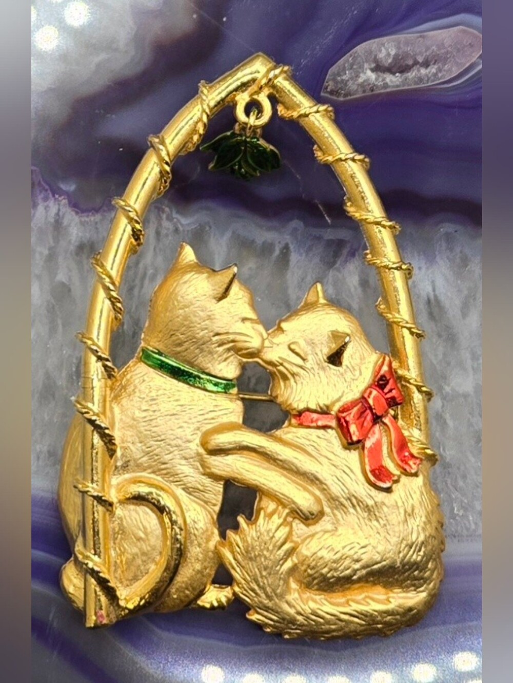 JJ Brooch Gold Tone w/ Cat Couple Under the Mistletoe Articulated
